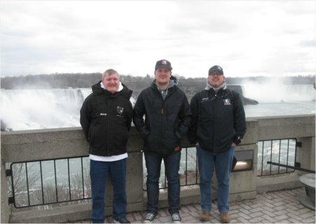 Martin mit den Söhnen bei den Niagara-Wasserfällen 